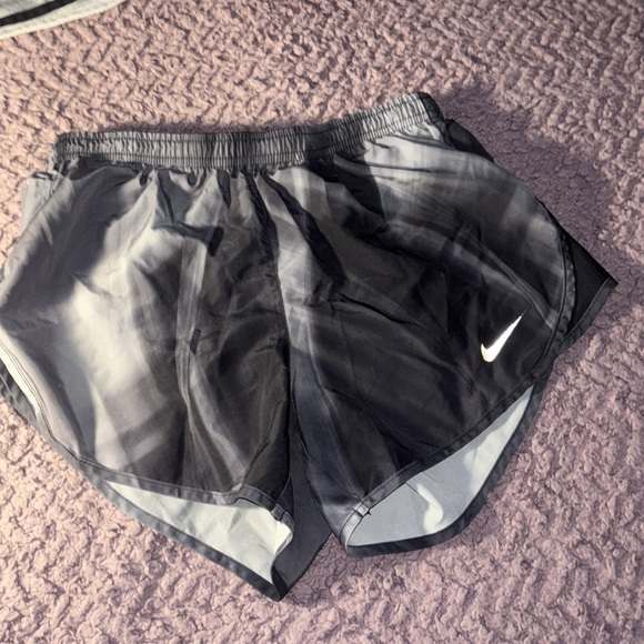 4 pairs of women’s Nike running shorts. Extra small/small. - Picture 7 of 13
